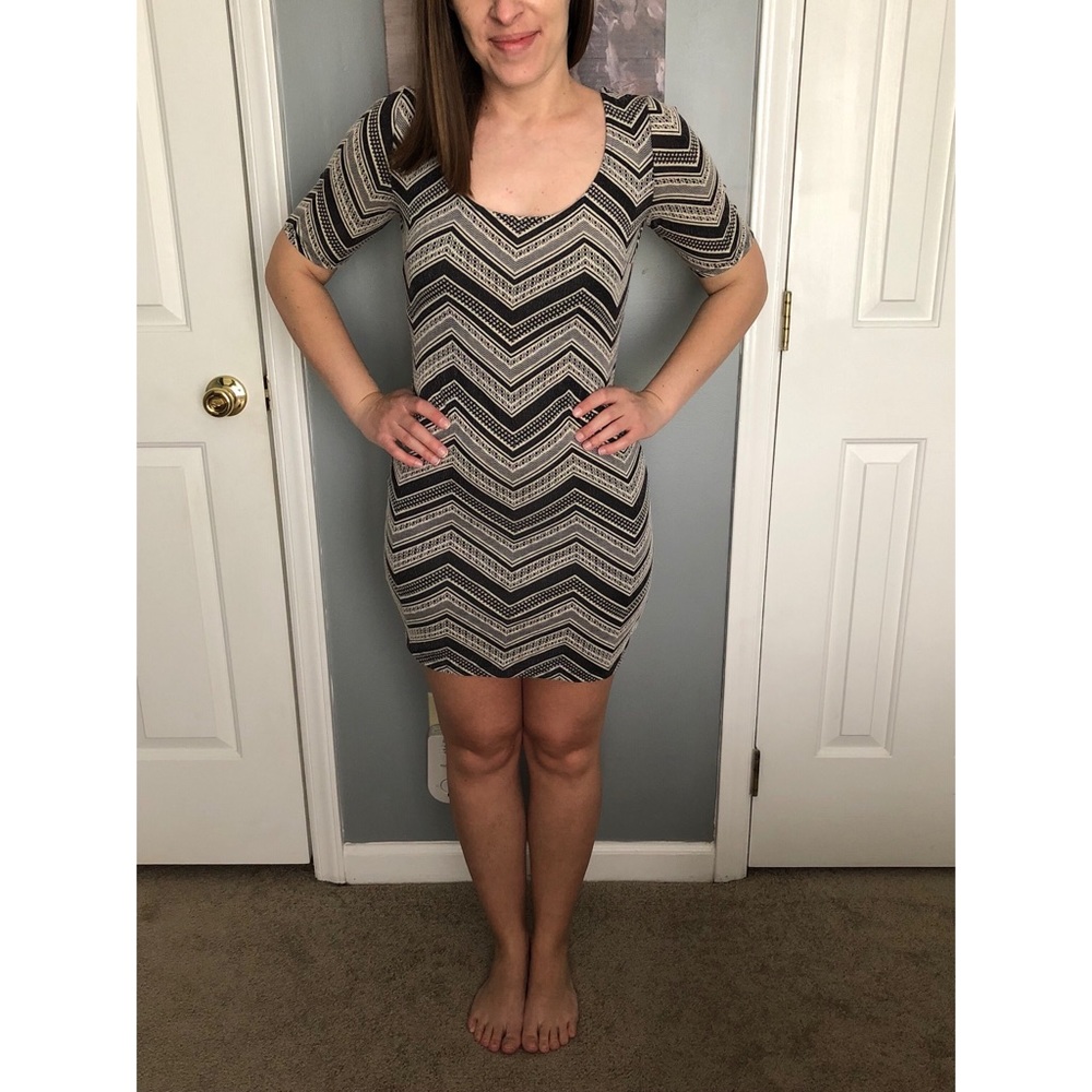 Grey and cream bodycon dress w 3/4 sleeves